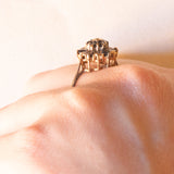 Anello a fiore vintage in oro giallo 9K con zaffiri (0.60ctw ca.) e diamanti (0.07ctw ca.)