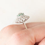 Anello vintage a fiore in oro bianco 18K con smeraldi (0.40ctw ca.) e diamanti di taglio brillante (1.20ctw ca.), anni ‘60/‘70