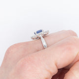 Anello a margherita in platino con zaffiro (1.66ct ca.) e diamanti di taglio brillante (0.88ctw ca.), anni ‘90