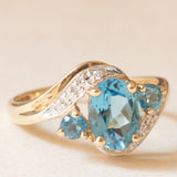 Anello vintage in oro giallo e bianco 9K con topazi azzurri (1.30ctw ca.) e diamanti, anni ‘90/anni ‘2000