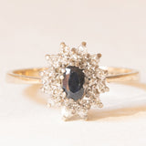Anello a margherita vintage in oro giallo e bianco 9K con zaffiro (0.40ct ca.) e diamanti (0.18ctw ca.), anno 1960