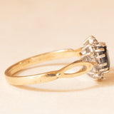 Anello a margherita vintage in oro giallo 9K con zaffiro (0.30ct ca.) e diamanti (0.06ctw ca.), anno 1970