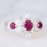 Anello a fiore vintage in platino con rubini (0.63ctw) e diamanti (0.85ctw), anni ‘90/anno ‘2000