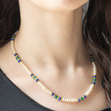 Collana vintage con perle bianche, lapislazzuli, giada verde e con dischi e chiusura in oro giallo 14K, anni ‘70