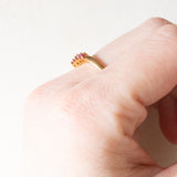 Anello a “V” vintage in oro giallo 9K con rubini sintetici (0.35ctw ca.), anno 2001
