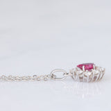Collana vintage con ciondolo a margherita in oro bianco 14K con rubino di taglio a goccia (0.65ct ca.) e diamanti di taglio brillante (0.35ctw ca.), anni ‘80