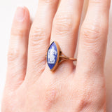 Anello a navette vintage in oro giallo 9K con jasperware rappresentante la dea Diana, anni ‘70