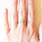 Anello in oro giallo e bianco 9K con zaffiro rosa chiaro sintetico di taglio trillion (0.65ct ca.) e zaffiri bianchi, anni ‘80