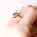 Anello a margherita antico in oro giallo 14K con zaffiro (0.30ct ca.) e diamanti (0.30ctw ca.), primi del ‘900