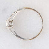 Anello “solitario” vintage in oro bianco 9K con illusion setting diamanti di taglio princess (0.15ctw ca.), anni ‘80/‘90