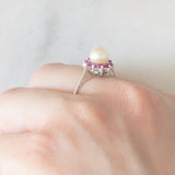Anello a margherita vintage in oro bianco 18K con perla bianca e rubini, anni ‘50/‘60