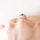 Anello a margherita vintage in oro bianco 18K con zaffiro (0.40ct ca.) e diamanti (0.16ctw ca.), anni ‘60/‘70