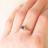 Anello a margherita in oro giallo 9K con zaffiro (0.50ct ca.) e diamanti (0.03ctw ca.), anni ‘80