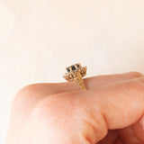 Anello a margherita vintage in oro giallo e bianco 9K con zaffiro (0.50ct ca.) e diamanti (0.04ctw ca.), anno 1992