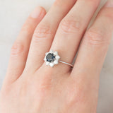 Anello a margherita vintage in oro bianco 18K con zaffiro (1.20ct ca.) e diamanti di taglio brillante (0.80ctw ca.), anni ‘70