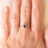 Anello a margherita vintage in oro giallo 9K con zaffiro (0.40ct ca.) e diamanti (0.06ctw ca.), anno 1987