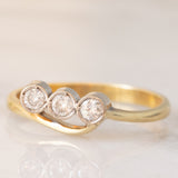Trilogy vintage in oro giallo e bianco 14K con diamanti di taglio brillante (0.30ctw ca.), anni ‘60/‘70