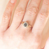 Anello a margherita vintage in oro giallo 9K con zaffiro (0.60ct ca.) e diamanti (0.16ctw ca.), anno 1978