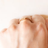 Anello vintage a “V” in oro giallo 18K con rubini (0.24ctw ca.) e con diamanti (0.30ctw ca.), anni ‘70/‘80