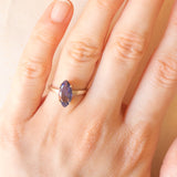 Anello vintage in oro bianco 9K con iolite di taglio marquise (1.10ct ca.), anni ‘80 ca.