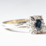 Anello a margherita vintage in oro bianco 18K con zaffiro (0.40ct ca.) e diamanti (0.10ctw ca.), anni ‘70