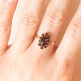 Anello a fiore vintage in oro giallo 8K con granati (1.30ctw ca.), anni ‘70