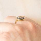 Raro anello rosario antico in oro giallo 18K con onice e perline bianche, fine ‘800/inizio ‘900