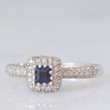 Anello a margherita vintage in oro bianco 9K con zaffiro di taglio carré (0.20ct ca.) e diamanti (0.38ctw ca.), anni ‘90/anni ‘2000
