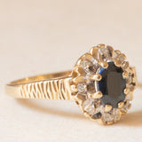 Anello a margherita vintage in oro giallo e bianco 9K con zaffiro (0.50ct ca.) e diamanti (0.04ctw ca.), anno 1992