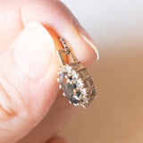 Collana vintage con catenina in oro bianco 14K con ciondolo in oro bianco 14K con zaffiro (1.50ct ca.) e diamanti di taglio brillante (0.30ctw ca.), anni ‘70