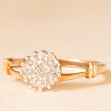 Anello a fiore vintage in oro giallo e bianco 9K con diamanti (0.10ctw ca.), anni ‘70/‘80