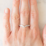Anello a “V” in oro bianco 9K con diamanti di taglio tapered, anni ‘90