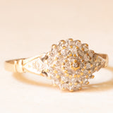 Anello a fiore vintage in oro giallo e bianco 9K con diamanti (0.25ctw ca.), anni ‘60/‘70