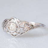 Anello Art Nouveau in oro bianco 18K con diamante di taglio vecchia miniera (0.10ct ca.), anni ‘20/‘30
