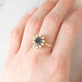 Anello a margherita vintage in oro giallo 14K con zaffiro (1.30ct ca.) e diamanti di taglio brillante (0.47ctw ca.), anni ‘60/‘70