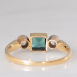 Trilogy antico in oro giallo 14K con tormalina verde di taglio carré (0.35ct ca.) e diamanti di taglio vecchia Europa (0.30ctw ca.), anni ‘20/‘30
