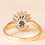 Anello a margherita vintage in oro giallo e bianco 9K con zaffiro (0.50ct ca.) e diamanti di taglio brillante (0.20ctw ca.), anni ‘70/‘80