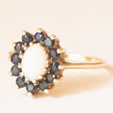 Anello a margherita vintage in oro giallo 9K con opale (0.50ct ca.) e zaffiri (0.48ctw ca.), anno 1986