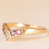 Anello vintage a “V” in oro giallo 9K con tormaline rosse, ametiste e acquamarina, anno 1990