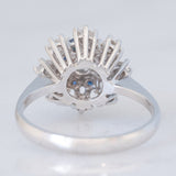 Anello a fiore vintage in oro bianco 14K con zaffiri (0.32ctw ca.) e diamanti di taglio brillante (0.84ctw ca.), anni ‘70