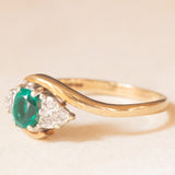 Anello bypass vintage in oro giallo e bianco 9K con pasta di vetro verde e diamanti (0.03ctw ca.), anni ‘80