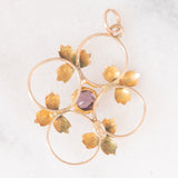 Pendente antico lavalier in oro giallo 9K con pasta di vetro viola e con decorazioni a forma di foglie, anni ‘10