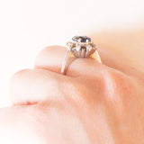 Anello a margherita vintage in oro bianco 14K con zaffiro (2ct ca.) e diamanti (0.16ctw ca.), anni ‘60/‘70