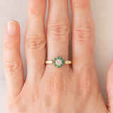 Anello a fiore vintage in oro giallo 9K con smeraldi (0.36ctw ca.) e diamante (0.01ct ca.), anni ‘70/‘80
