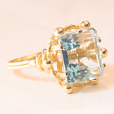 Anello da cocktail vintage in oro giallo 18K con acquamarina (7.50ct ca.), anni ‘60/‘70