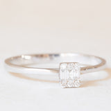 Anello moderno in oro bianco 14K con diamanti di taglio brillante e di taglio baguette (0.15ctw ca.)