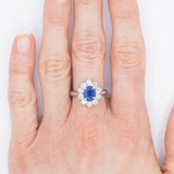 Anello a margherita in platino con zaffiro (1.66ct ca.) e diamanti di taglio brillante (0.88ctw ca.), anni ‘90