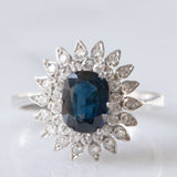 Anello a margherita vintage in oro bianco 14K con zaffiro (2ct ca.) e diamanti (0.54ctw ca.), anni ‘70/‘80