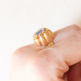 Anello vintage a fiocco in oro giallo 18K con spinello azzurro sintetico (2.50ct ca.), anni ‘50
