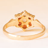 Anello a fiore vintage in oro giallo 9K con opale (0.05ct ca.) e granati (0.36ctw ca.), anno 1975
